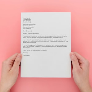 Może przedstawiać: Formalny list rezygnacyjny napisany na białym papierze. List zawiera temat "List rezygnacyjny" i tekst "Proszę przyjąć niniejszy list jako formalne powiadomienie o mojej rezygnacji z pracy w [Company]. M&oacute;j ostatni dzień pracy będzie [Date] z zachowaniem okresu wypowiedzenia [Notice Period], np. dw&oacute;ch tygodni."
