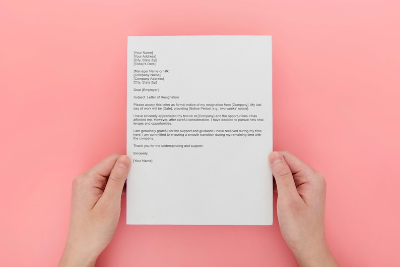 Może przedstawiać: Formalny list rezygnacyjny napisany na białym papierze. List zawiera temat "List rezygnacyjny" i tekst "Proszę przyjąć niniejszy list jako formalne powiadomienie o mojej rezygnacji z pracy w [Company]. M&oacute;j ostatni dzień pracy będzie [Date] z zachowaniem okresu wypowiedzenia [Notice Period], np. dw&oacute;ch tygodni."