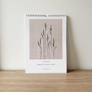 Calendario da parete illustrato 2025 SEMPLICITÀ CON UN TOCCO DI TOCCO / Carta riciclata al 100%