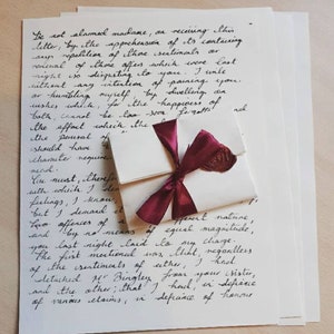 Könnte beinhalten: Ein handgeschriebener Brief mit einem burgunderfarbenen Band und einem Wachssiegel. Der Brief ist gefaltet und mit dem Band gebunden. Der Brief ist auf weißem Papier mit schwarzer Tinte geschrieben. Der Text auf dem Brief lautet: "Seien Sie nicht beunruhigt, Madame, beim Empfang dieses Briefes, durch die Befürchtung, dass er eine Wiederholung dieser Gefühle oder eine Erneuerung dieser Angebote enthält, die Ihnen letzte Nacht so widerlich waren. Ich hatte nicht die Absicht, Sie zu heiraten. ..."
