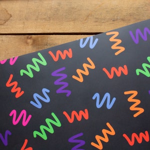 Fogli di carta da regalo con stampa di illustrazioni carine e a tema retrò, funky e colorati, perfetti per ogni occasione.