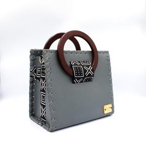 Grau Vegan Leder Handgefertigte Handtasche mit Holzgriffen, Schwarz & Weiß Ankara Detail | Wachsdruck afrikanische Stofftasche | Handtasche