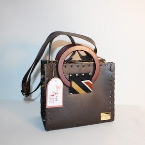 Bolso de mano artesanal de piel vegana color chocolate con asas de madera y detalle de Ankara marrón / Bolso de tela africana con estampado de cera / Bolso bandolera tipo cartera