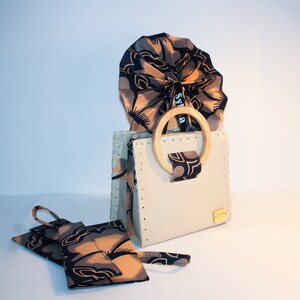 Beige Vegan Leder Handgefertigte Handtasche mit Holzgriffen & Floral Ankara Detail | Wachsdruck afrikanische Stofftasche | Tote Handtasche Co-ors Set