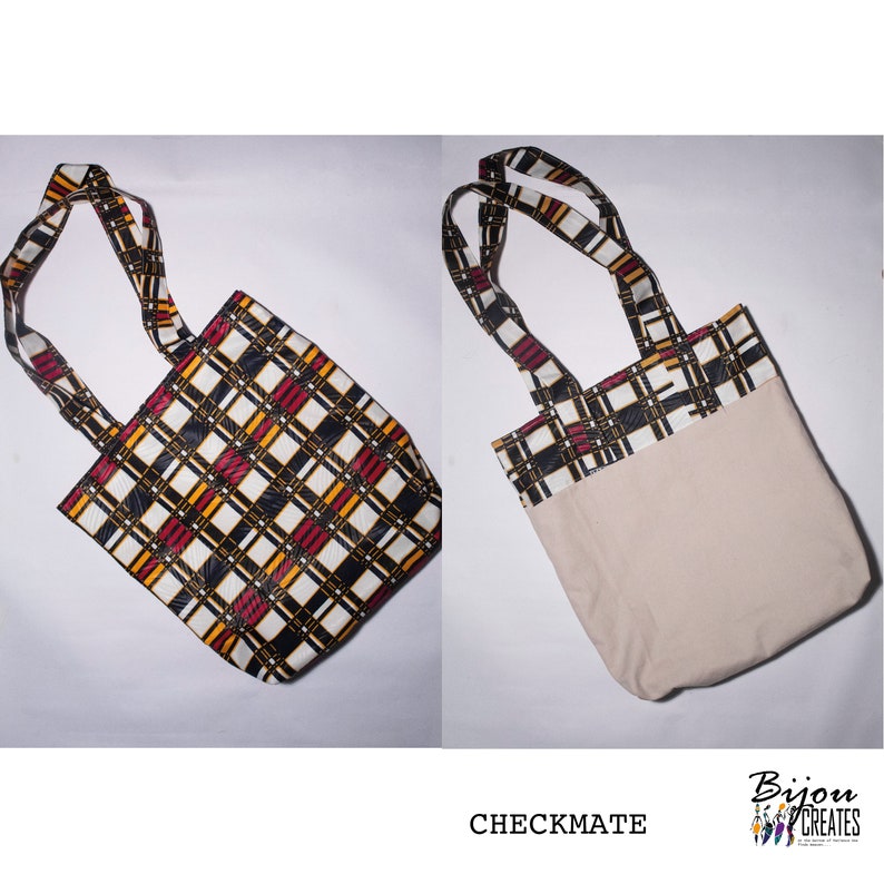 Pode incluir: Uma bolsa de tecido reutiliz&aacute;vel com um padr&atilde;o xadrez preto, branco, vermelho e amarelo em um lado e uma tela bege lisa no outro. A bolsa tem duas al&ccedil;as de tecido. O texto "CHECKMATE" est&aacute; impresso abaixo da bolsa.