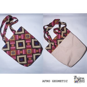 Pode incluir: Uma bolsa tote marrom e rosa com um padr&atilde;o geom&eacute;trico. A bolsa tem um forro de lona e duas al&ccedil;as de tecido.