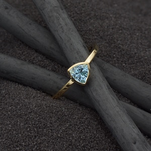 Aquamarine ring made of 750 gold