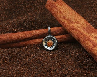 Kleiner Fantasy Anhänger aus Silber mit orangen Saphir