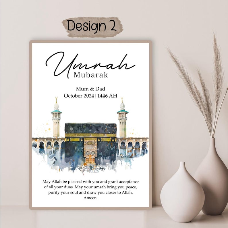 Op de afbeelding: Een aquarel-illustratie van de Kaaba in Mekka, Saoedi-Arabi&euml;. De afbeelding is in een wit kader met de tekst "Umrah Mubarak" en "Mum & Dad" in zwart. De tekst "October 2024 | 1446 AH" is ook opgenomen. De tekst onder de afbeelding luidt: "Moge Allah tevreden met je zijn en je de acceptatie van al je gebeden schenken. Moge je umrah je vrede brengen, je ziel reinigen en je dichter bij Allah brengen. Amin."