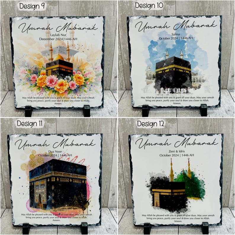 Pu&ograve; includere: Quattro placche quadrate in ardesia con disegni ad acquerello della Kaaba a La Mecca. Ogni placca ha un nome e una data diversi, come "Umrah Mubarak, Laylah Nur, dicembre 2024 | 1446 AH". Le placche sono su supporti neri.