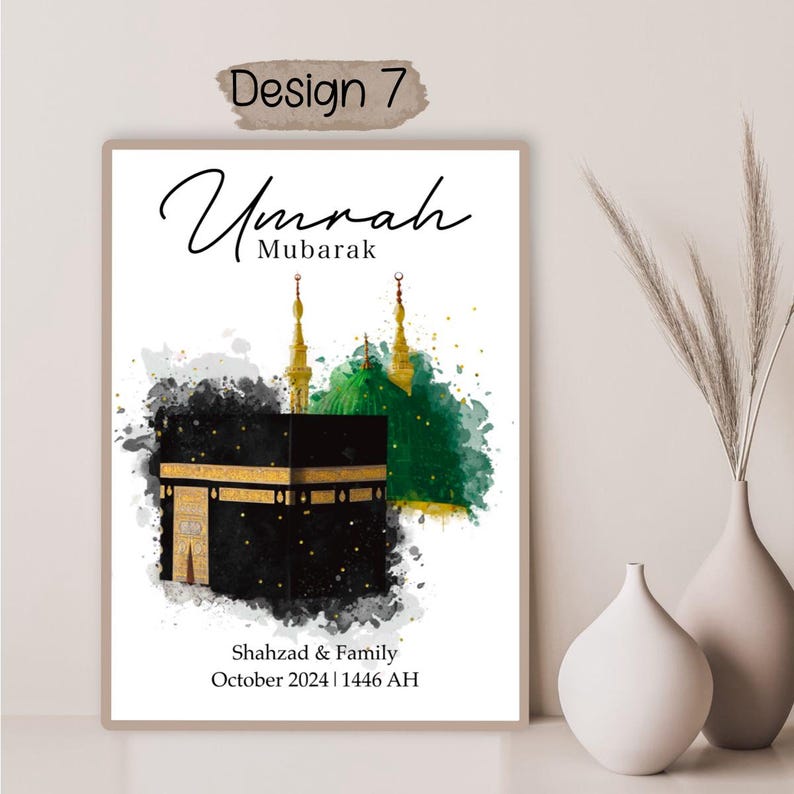 Op de afbeelding: Een aquarel-illustratie van de Kaaba in Mekka, Saoedi-Arabi&euml;. De afbeelding toont een zwarte kubus met een gouden deur, omringd door een groene koepel. De tekst "Umrah Mubarak" is in een decoratief lettertype boven de afbeelding geschreven. De tekst "Shahzad & Family October 2024 | 1446 AH" is onder de afbeelding geschreven.