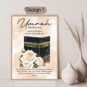 Op de afbeelding: Een digitale kunstprint met een witte achtergrond en een zwart-gouden afbeelding van de Kaaba, het kubusvormige gebouw in het centrum van de heiligste moskee van de islam in Mekka, Saoedi-Arabi&euml;. De afbeelding is omringd door witte rozen. De tekst "Umrah Mubarak" is in een decoratief lettertype bovenaan de print geschreven. De tekst "Adnan & Humaira" en "Oktober 2024 | 1446 AH" is onder de afbeelding geschreven. De tekst "Moge Allah tevreden met je zijn en je de acceptatie van al je smeekbeden schenken. Moge je umrah je vrede brengen, je ziel reinigen en je dichter bij Allah brengen. Amin." is onderaan de print geschreven.