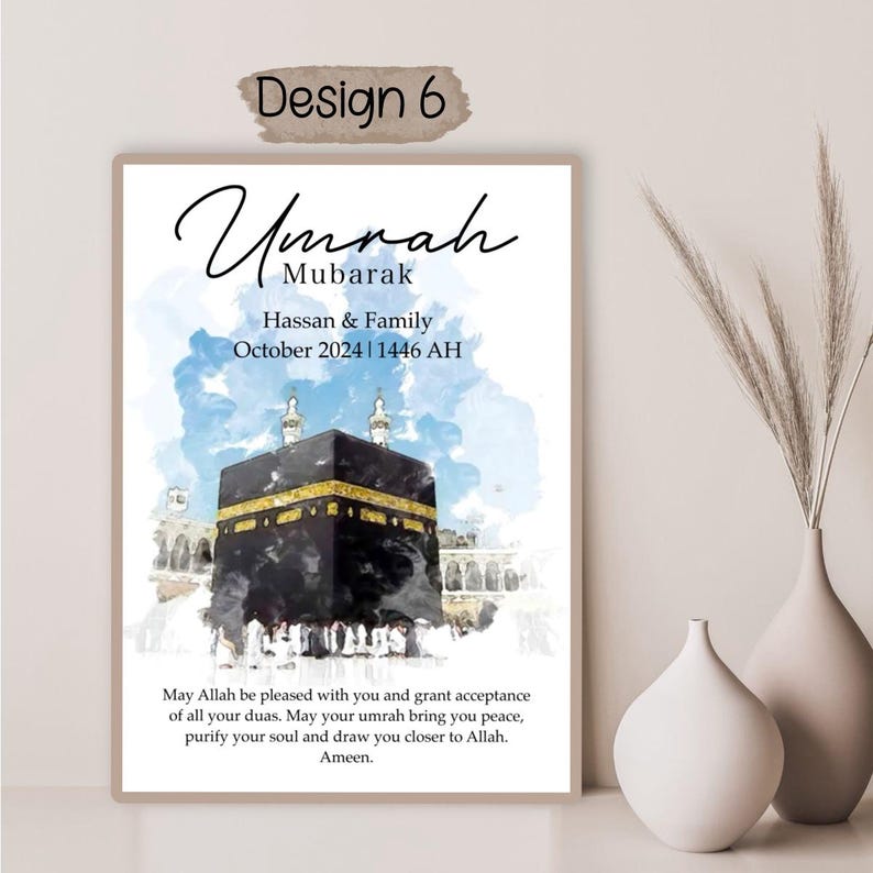 Op de afbeelding: Een aquarel van de Kaaba in Mekka, Saoedi-Arabi&euml;. De tekst luidt "Umrah Mubarak Hassan & Family October 2024 | 1446 AH" en "Moge Allah tevreden met je zijn en je de acceptatie van al je gebeden schenken. Moge je umrah je vrede brengen, je ziel reinigen en je dichter bij Allah brengen. Amin."