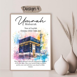 Op de afbeelding: Een aquarel van de Kaaba in Mekka, Saoedi-Arabi&euml;. De schildering is in tinten blauw, roze, geel en groen. De tekst luidt "Umrah Mubarak Nur ul Laylah Oktober 2024 | 1446 AH Moge Allah tevreden met je zijn en je de acceptatie van al je gebeden schenken. Moge je umrah je vrede brengen, je ziel reinigen en je dichter bij Allah brengen. Amin."