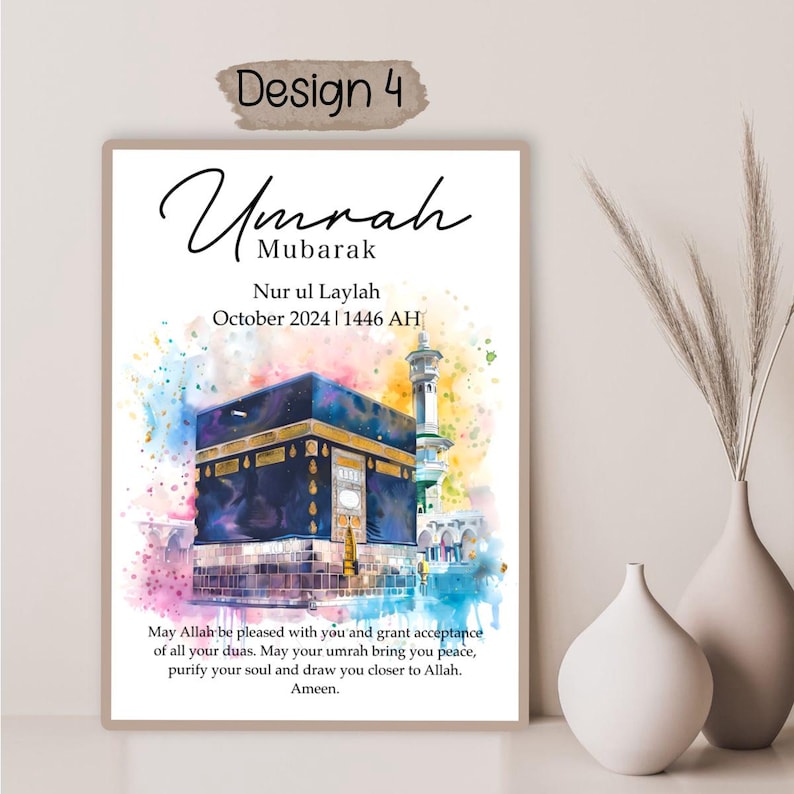 Op de afbeelding: Een aquarel van de Kaaba in Mekka, Saoedi-Arabi&euml;. De schildering is in tinten blauw, roze, geel en groen. De tekst luidt "Umrah Mubarak Nur ul Laylah Oktober 2024 | 1446 AH Moge Allah tevreden met je zijn en je de acceptatie van al je gebeden schenken. Moge je umrah je vrede brengen, je ziel reinigen en je dichter bij Allah brengen. Amin."