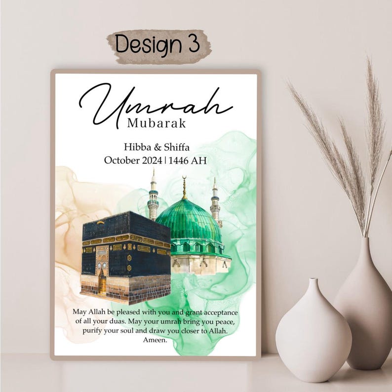 Op de afbeelding: Een digitale kunstprint met een aquarel achtergrond in tinten groen en bruin. De print toont een zwart-witte illustratie van de Kaaba, een kubusvormig gebouw in Mekka, Saoedi-Arabi&euml;, en een groene koepel. De tekst "Umrah Mubarak" is geschreven in een decoratief lettertype bovenaan de print. De tekst "Hibba & Shiffa" en "Oktober 2024 | 1446 AH" is geschreven onder de illustratie. De tekst "Moge Allah tevreden met je zijn en je de acceptatie van al je smeekbeden schenken. Moge je umrah je vrede brengen, je ziel reinigen en je dichter bij Allah brengen. Amin." is geschreven onderaan de print.