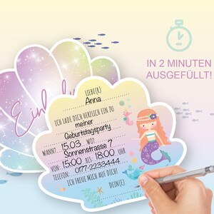 Pu&ograve; includere: Un invito a una festa di compleanno a tema sirene con un design a conchiglia colorato. L'invito include il testo "LIEBE(R) Anna" e "ICH LADE DICH HERZLICH EIN ZU meiner Geburtstagsparty". L'invito include anche la data, l'ora e il luogo della festa.