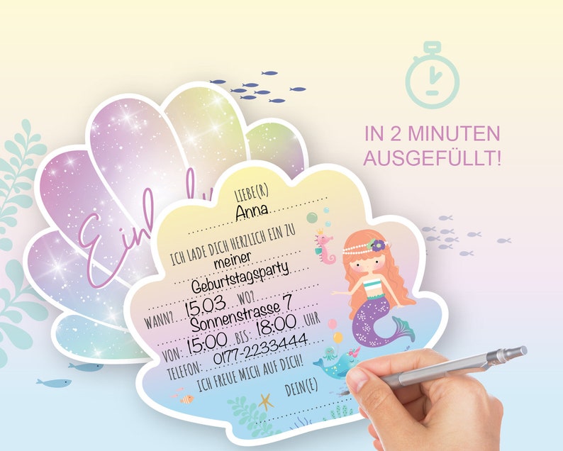 Pu&ograve; includere: Un invito a una festa di compleanno a tema sirene con un design a conchiglia colorato. L'invito include il testo "LIEBE(R) Anna" e "ICH LADE DICH HERZLICH EIN ZU meiner Geburtstagsparty". L'invito include anche la data, l'ora e il luogo della festa.