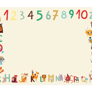 Könnte beinhalten: Ein bunter Alphabet-Rand mit Tieren und Zahlen. Die Buchstaben sind in Rot, Blau, Grün, Gelb und Orange. Die Zahlen sind in Gelb, Grün, Blau, Braun und Grün. Die Tiere sind ein Affe, ein Bär, ein Eidechse, ein Delfin, ein Elefant, ein Fuchs, eine Giraffe, ein Kaninchen, ein Igel, ein Schwein, ein Löwe, ein Kamel, eine Maus, ein Flusspferd, ein Tintenfisch, ein Pinguin, eine Qualle und ein Hirsch.