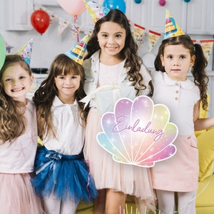 Pu&ograve; includere: Quattro ragazze con cappelli da festa e che tengono un cartello a forma di conchiglia scintillante che dice "Einladung". Il cartello &egrave; rosa, viola e blu con glitter.