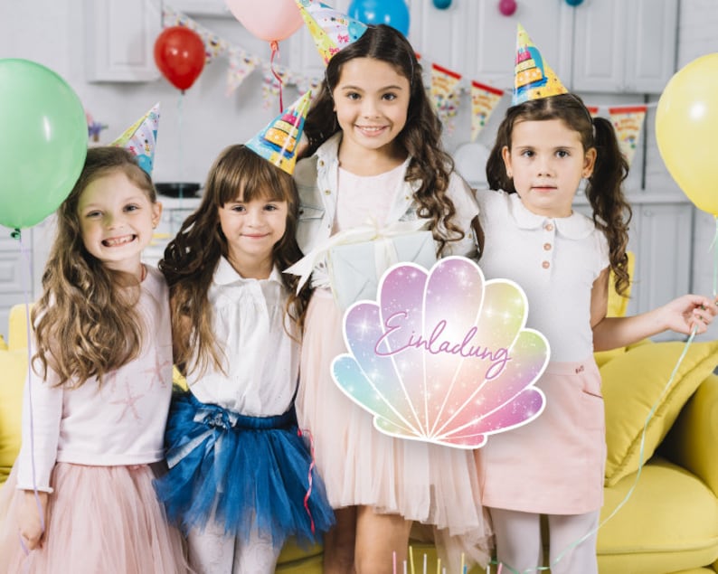 Pu&ograve; includere: Quattro ragazze con cappelli da festa e che tengono un cartello a forma di conchiglia scintillante che dice "Einladung". Il cartello &egrave; rosa, viola e blu con glitter.
