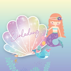 Pu&ograve; includere: Una sirena con lunghi capelli rossi &egrave; seduta su una conchiglia arcobaleno con la parola "Einladung" scritta su di essa. La sirena indossa una coda viola e un top bianco. Ci sono altre creature marine intorno a lei, tra cui un narvalo, una medusa e una stella marina.