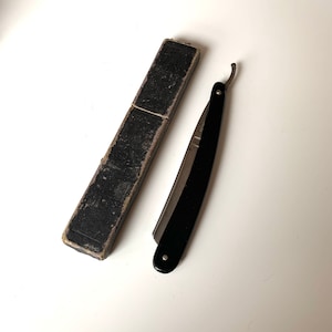 Vintage Cut Throat Razor with Koln Cathedral Picture