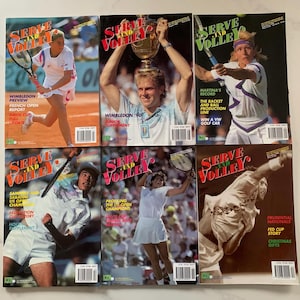 Op de afbeelding: Zes kleurrijke tijdschriftcovers met een tennisthema. De covers tonen foto's van tennissers en de tekst "Serve and Volley".