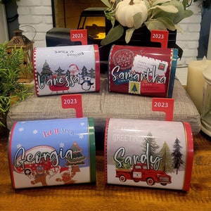 Mini scatole di latta per la posta natalizia con l'anno in corso sulla bandiera / bomboniere / porta carte regalo