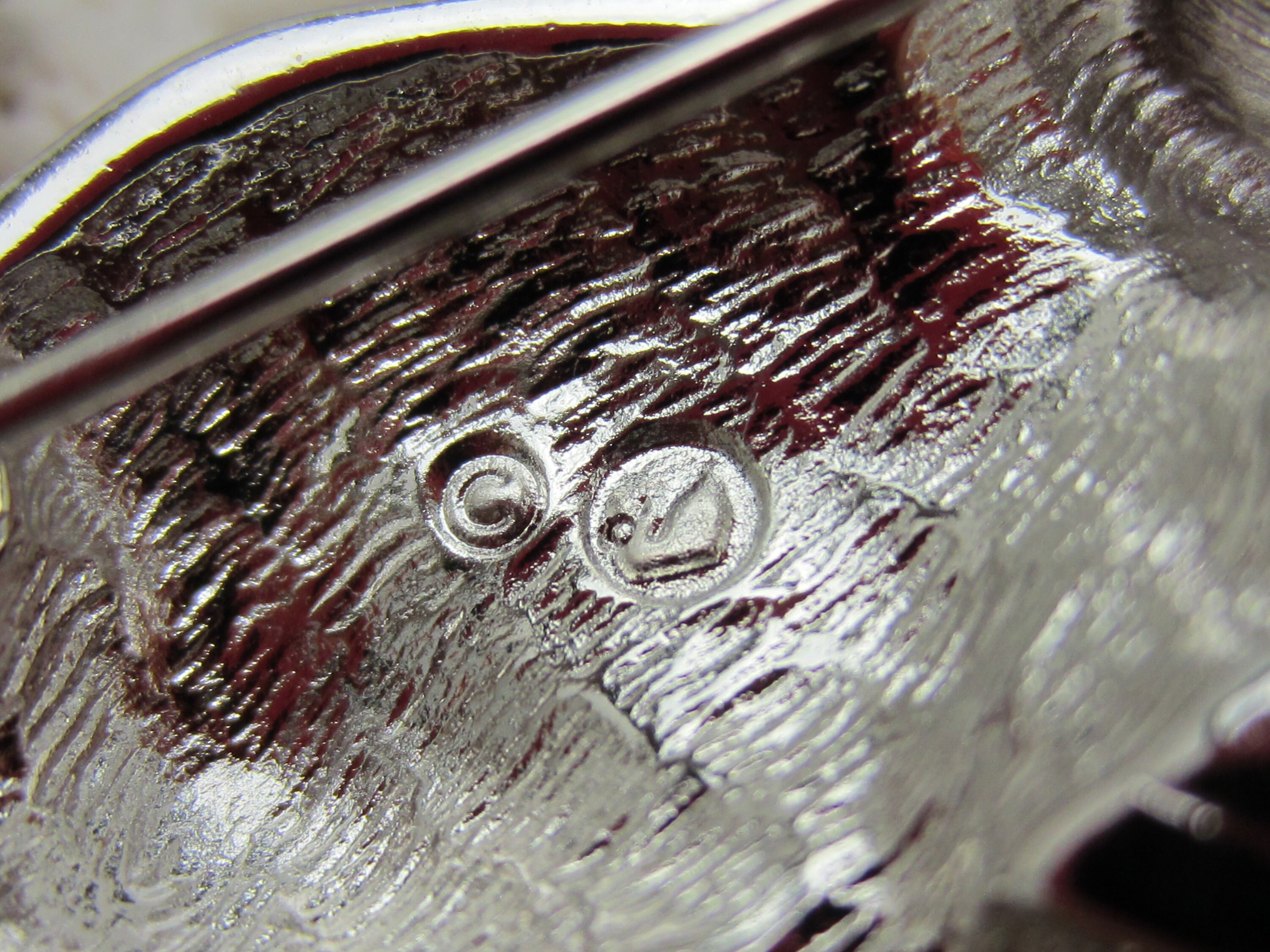 スヴァロウスキーの猫または子猫のブローチ、白鳥のサイン入り