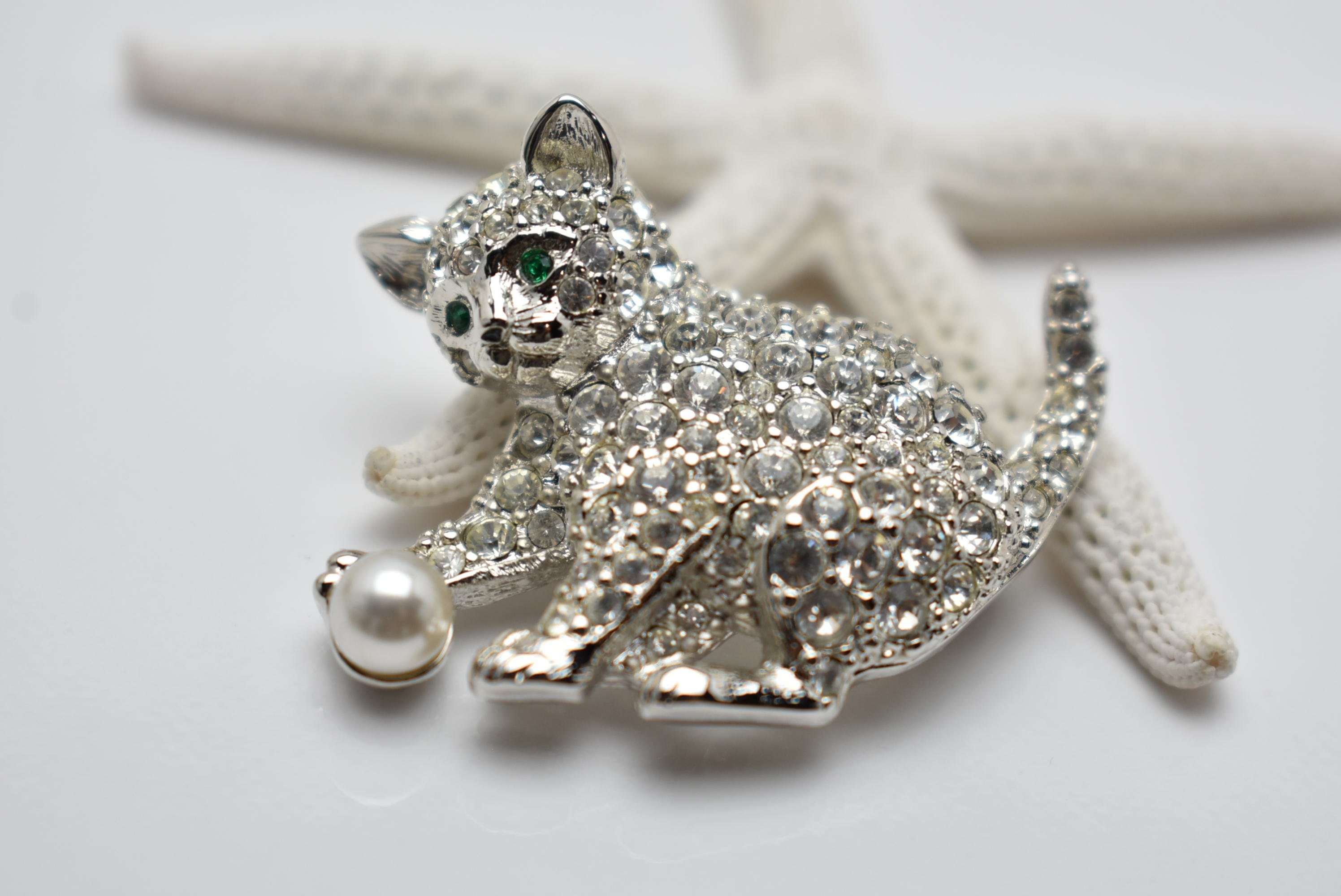 スヴァロウスキーの猫または子猫のブローチ、白鳥のサイン入り