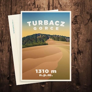 Può includere: Una cartolina con un'illustrazione paesaggistica di Turbacz Gorce, con una catena montuosa e un sentiero. Il testo "TURBACZ GORCE" è in alto e "1310 m n.p.m." in basso. La cartolina è su una superficie di legno.