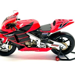 FIGURINE of VALENTINO ROSSI DUCATI TEST MOTOGP STARTING STANCE ON BIKE in  1:12 Scale by Minichamps
