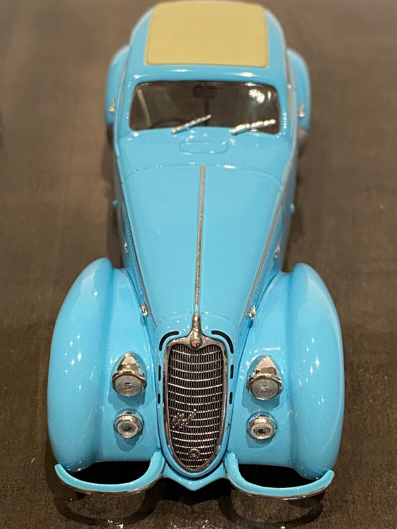 1:43 scale Minichamps Model of an Alfa Romeo 8C 2900 B Lumgo Classic Car from 1938 image 3