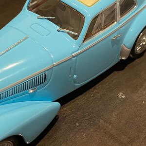 1:43 scale Minichamps Model of an Alfa Romeo 8C 2900 B Lumgo Classic Car from 1938 image 2