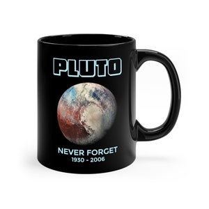 Peut inclure: Mug en céramique noire avec un graphique de Pluton, le texte "Pluto" en bleu et le texte "Never Forget 1930 - 2006".