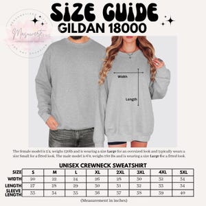 K&ouml;nnte beinhalten: Eine Gr&ouml;&szlig;entabelle f&uuml;r ein Gildan 18000 Unisex-Crewneck-Sweatshirt. Die Tabelle enth&auml;lt Ma&szlig;e in Zoll f&uuml;r Breite, L&auml;nge und &Auml;rmell&auml;nge, von Gr&ouml;&szlig;e S bis 5XL. Das Bild zeigt auch einen Mann und eine Frau, die das Sweatshirt tragen.