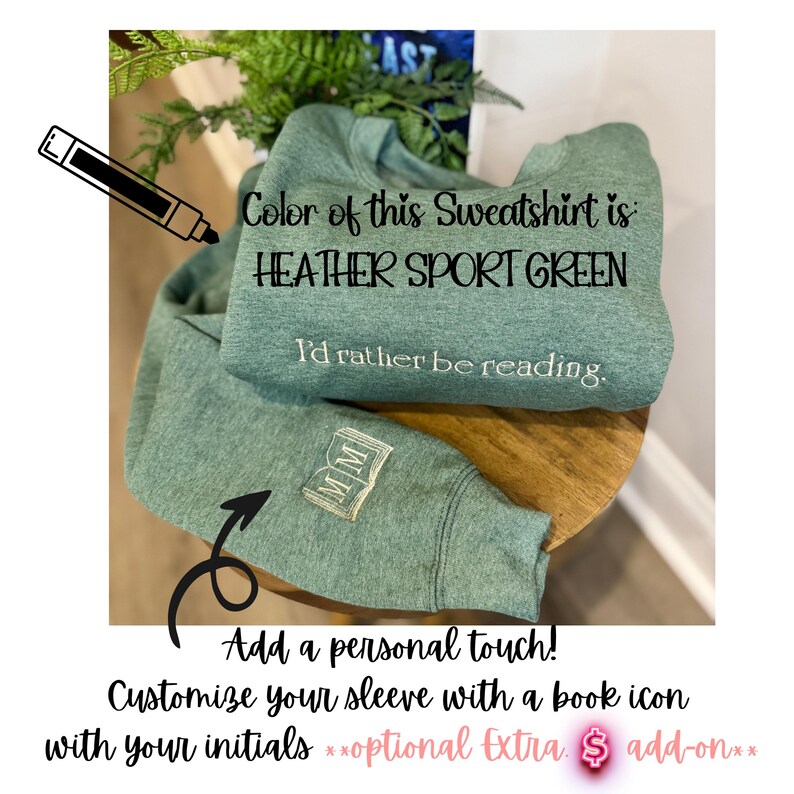 K&ouml;nnte beinhalten: Heather Sport Green Sweatshirt mit dem Text "I'd rather be reading." Der &Auml;rmel hat ein Buchsymbol mit Initialen. Das Bild enth&auml;lt auch den Text "Add a personal touch! Customize your sleeve with a book icon with your initials."