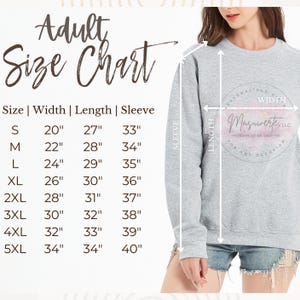 K&ouml;nnte beinhalten: Hellgraues Sweatshirt mit Gr&ouml;&szlig;entabelle f&uuml;r Erwachsene. Die Tabelle listet die Gr&ouml;&szlig;en S bis 5XL mit Ma&szlig;en f&uuml;r Breite, L&auml;nge und &Auml;rmell&auml;nge in Zoll auf. Das Sweatshirt hat ein Logo auf der rechten Seite.