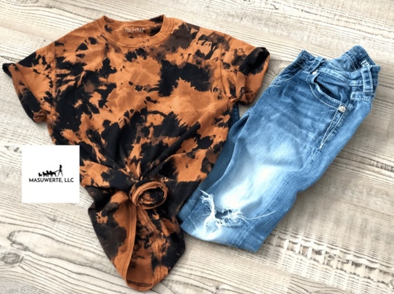 Camiseta negra con efecto tie dye inverso camisas blanqueadas
