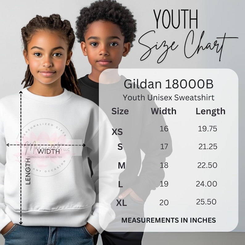 K&ouml;nnte beinhalten: Ein wei&szlig;es Unisex-Sweatshirt f&uuml;r Jugendliche mit floralem Logo. Das Bild enth&auml;lt eine Gr&ouml;&szlig;entabelle f&uuml;r Gildan 18000B Sweatshirts mit Ma&szlig;en in Zoll. Die Tabelle listet die Gr&ouml;&szlig;en XS bis XL mit den entsprechenden Breiten- und L&auml;ngenma&szlig;en auf.