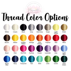 K&ouml;nnte beinhalten: Eine Farbkarte mit Garnfarboptionen. Die Karte enth&auml;lt eine Reihe von Farben wie Wei&szlig;, Schwarz, Grau, Braun, Gelb, Orange, Rot, Rosa, Lila, Blau und Gr&uuml;n. Der Text "Thread Color Options" steht oben.
