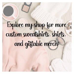 K&ouml;nnte beinhalten: Eine Draufsicht mit einem blassrosa Sweatshirt, einer wei&szlig;en Strickm&uuml;tze, einer Tasse Kaffee und Make-up. Der Text lautet: "Entdecken Sie meinen Shop f&uuml;r weitere individuelle Sweatshirts, Hemden und Geschenkartikel!"