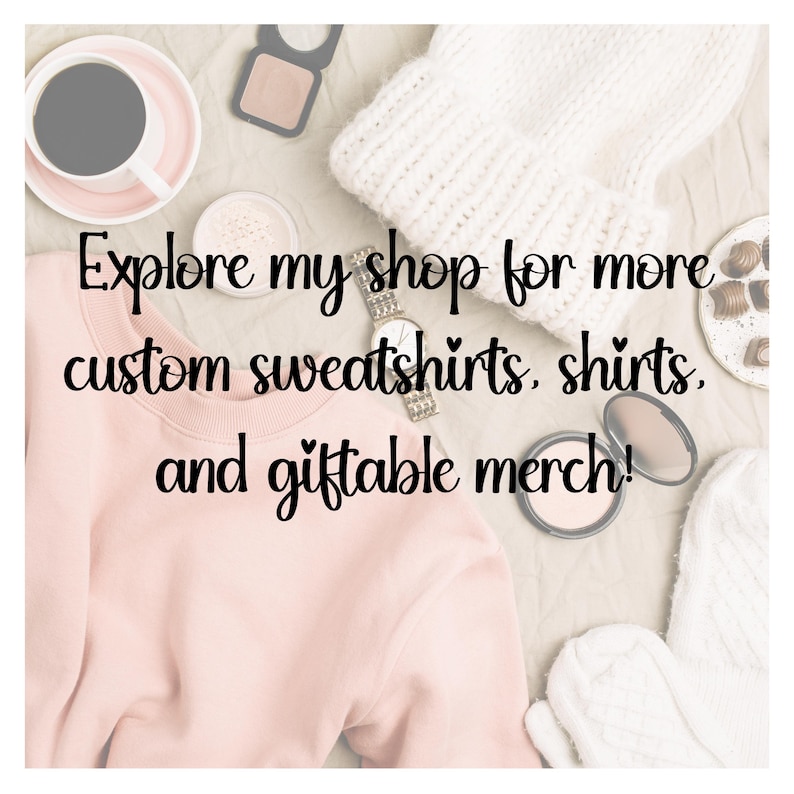 K&ouml;nnte beinhalten: Eine Draufsicht mit einem blassrosa Sweatshirt, einer wei&szlig;en Strickm&uuml;tze, einer Tasse Kaffee und Make-up. Der Text lautet: "Entdecken Sie meinen Shop f&uuml;r weitere individuelle Sweatshirts, Hemden und Geschenkartikel!"