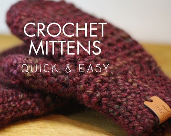 Peut inclure: Une paire de mitaines en crochet de couleur bordeaux foncé avec des reflets verts et bruns. Les mitaines sont réalisées avec un point texturé et portent une étiquette en cuir sur laquelle est inscrit "JADE". Le texte "CROCHET MITTENS QUICK & EASY" est superposé à l'image.