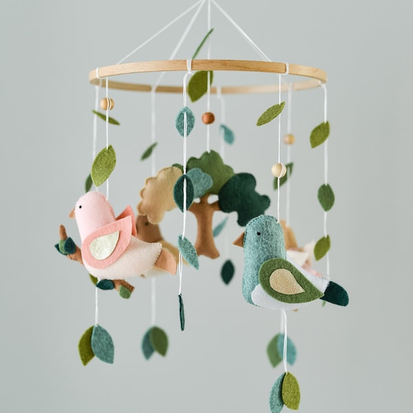 Mobile oiseau forêt pour chambre d'enfant mobile bébé fille forêt suspendue mobile cadeau baby shower couleurs à personnaliser