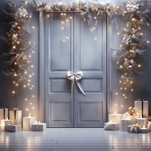 Può includere: Una porta bianca con un fiocco bianco e una ghirlanda decorata con fiori bianchi e luci. Scatola regalo bianche sono disposte sul pavimento davanti alla porta.