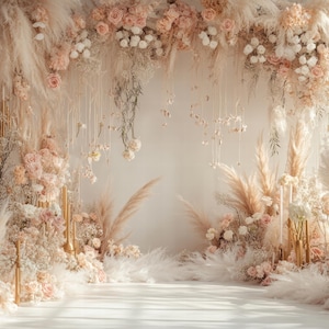 Può includere: Uno sfondo di erba della pampa bianca e soffice e delicati fiori rosa e bianchi crea un'ambientazione romantica ed eterea per un matrimonio o un evento speciale.