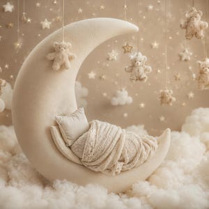 Può includere: Una scena stravagante di cameretta con una grande luna a mezzaluna color crema con un cuscino e una coperta, immersa tra soffici nuvole. Piccoli orsacchiotti e stelle pendono dall'alto, creando un ambiente dai toni tenui. Il tema generale è la cameretta di un bambino.