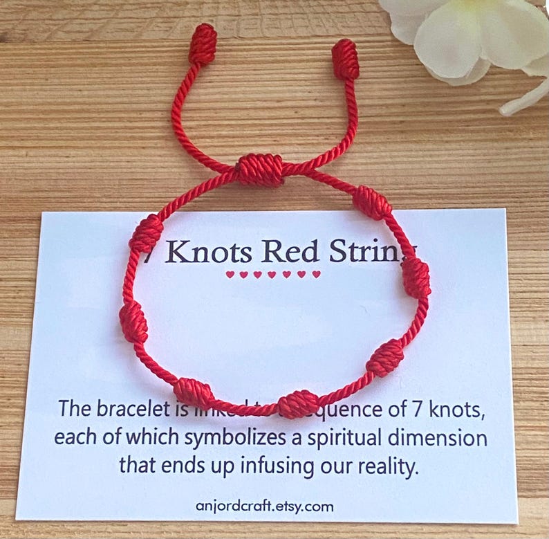 Op de afbeelding: Rood koord armband met zeven knopen. De armband is gekoppeld aan een reeks van zeven knopen, die elk een spirituele dimensie symboliseren die uiteindelijk onze realiteit doordringt. anjordcraft.etsy.com